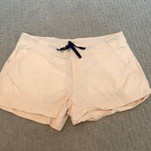 3” light weight short with navy tie waist